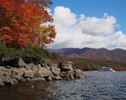 桧原湖　紅葉と遊覧船