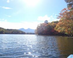 湖中央北側から磐梯山