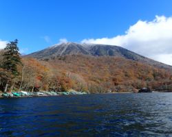 中禅寺湖　湖上から男体山