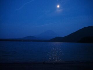 月の光に照らされる富士山 月の光に照らされる富士山